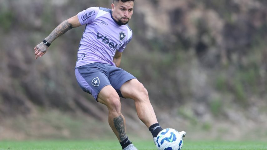 Atacante sentiu dores no peito ao longo da última quarta-feira, mas participou das atividades desta quinta (Foto: Vítor Silva / Botafogo)