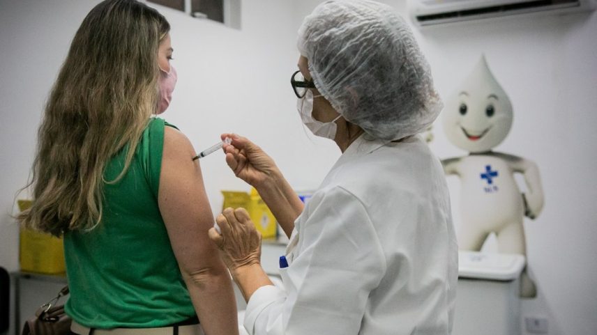 Vacinação contra a Covid-19 é fundamental para evitar o agravamento de casos da doença (Foto: Rebecca Alves / O Globo / Arquivo)