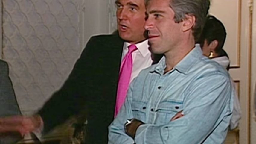 Donald Trump e Jeffrey Epstein em 1992 durante festa na mansão do então empresário e atual presidente dos Estados Unidos (Foto: Reprodução/Netflix)