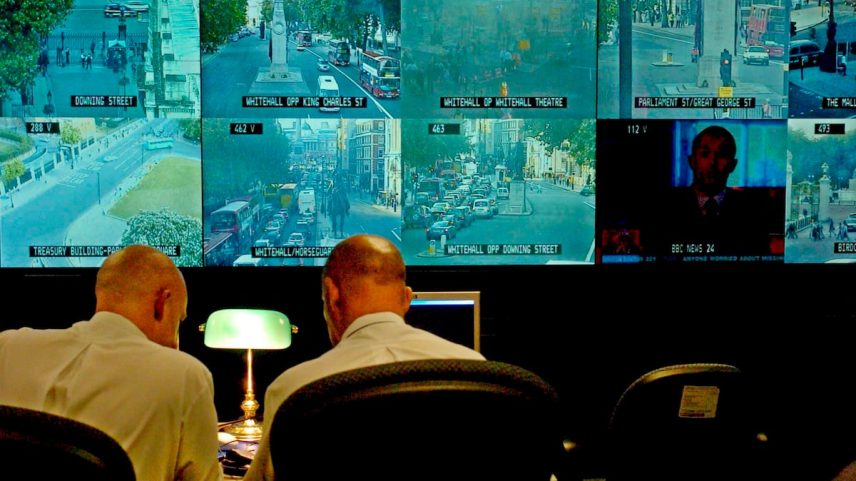 Policiais controlam monitores de vigilância, no dia 9 de julho de 2005, dois dias após os atentados de Londres. (Foto: REBECCA REID/EFE)