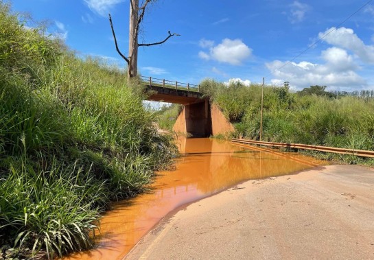 Rompimento de uma adutora da Vale interdita ponte em Brumadinho (Foto: Maria Julia Nascimento/Prefeitura de Brumadinho)