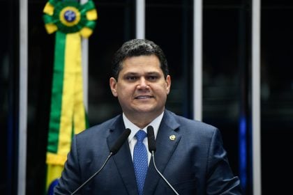 Plenário do Senado Federal durante primeira reunião preparatória destinada à eleição do presidente do Senado Federal. Em discurso, à tribuna, senador Davi Alcolumbre (União-AP). (Foto: Marcos Oliveira/Agência Senado)