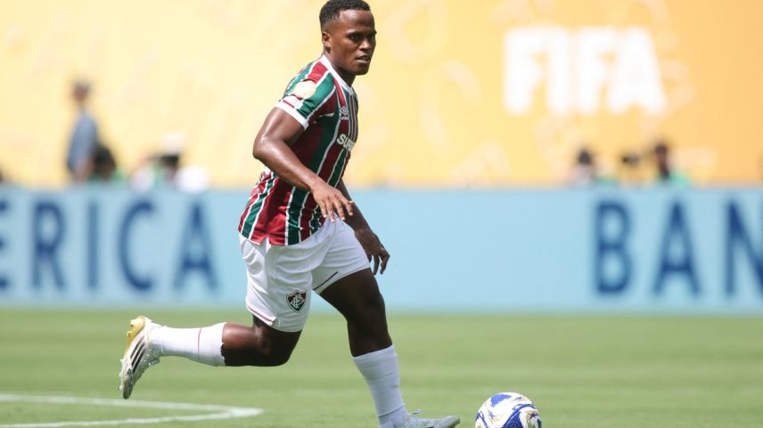 Jhon Arias, estrela do Fluminense, em campo no duelo contra o Chelsea (Foto: AFP)