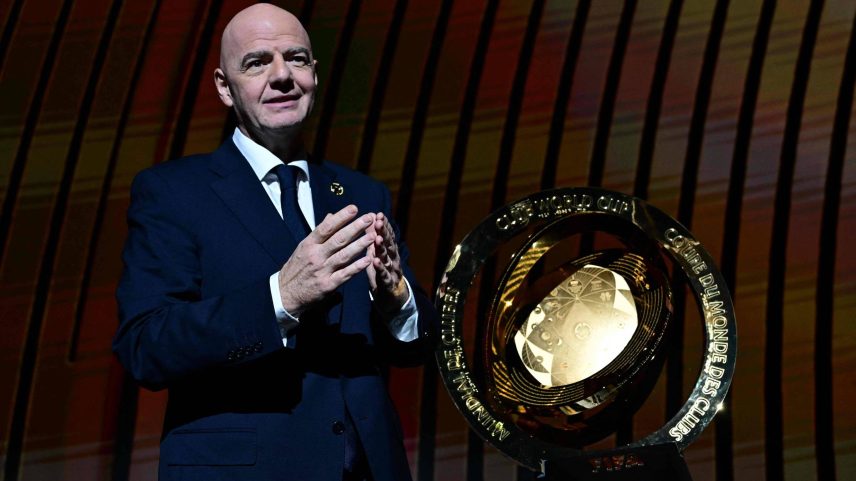 Presidente da Fifa, Gianni Infantino, discursa em cerimônia de sorteio dos grupos da Copa do Mundo de Clubes ao lado do troféu da competição, em Miami (Foto: Giorgio Viera - 5.dez.2024/AFP)