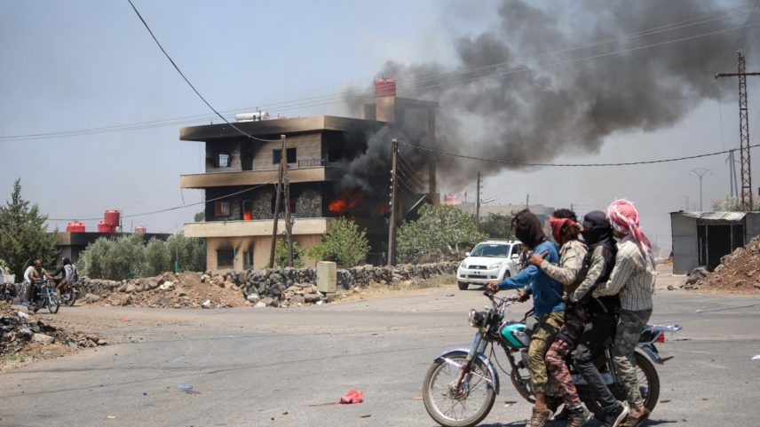 Combatentes tribais e beduínos cruzam a cidade de Walga enquanto se mobilizam em meio a confrontos com homens armados drusos, perto da cidade predominantemente drusa de Sweida, no sul da Síria (Foto: Abdulaziz KETAZ / AFP)
