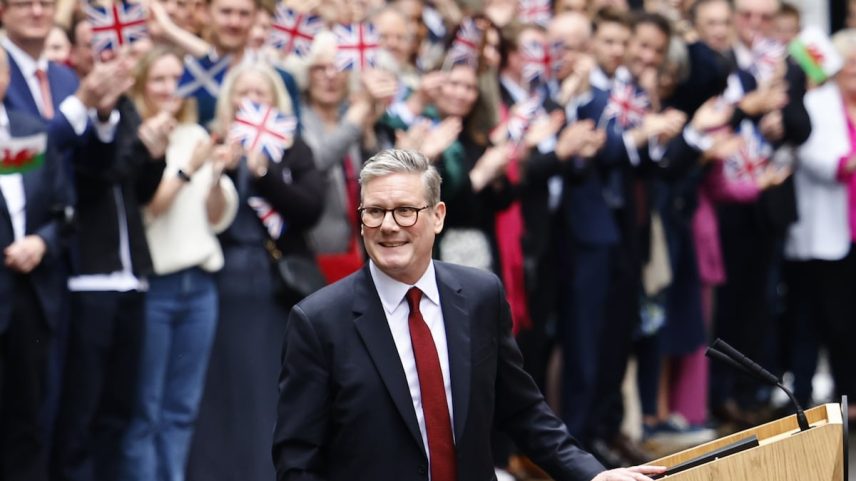 Keir Starmer, em 5 de julho de 2024, às portas de Downing Street, em seu primeiro discurso como primeiro-ministro. (Foto: TOLGA AKMEN - EFE)