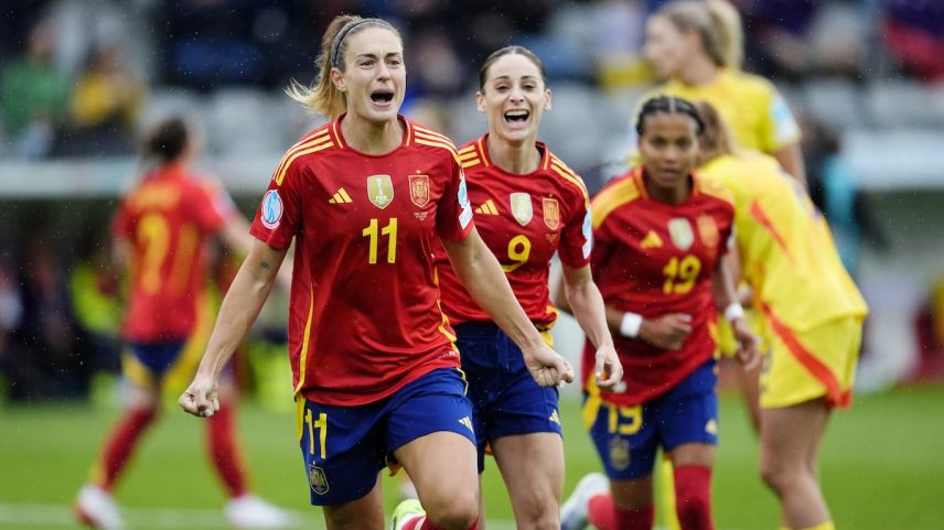 Alexia Putellas, seguida por Esther González e Vicky López, celebra seu primeiro gol este lunes contra a Bélgica em Thun. (Foto: Nick Potts - PA Images via Getty Images)