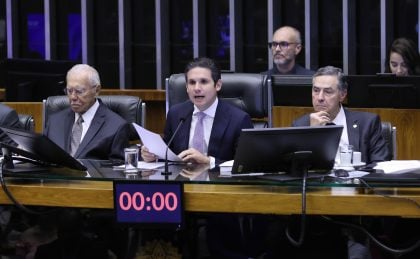 Deputado Hugo Motta (Republicanos-PB) comanda sessão solene na Câmara com a presença do ministro Luis Roberto Barroso, presidente do STF. (Foto: Marina Ramos/Câmara dos Deputados)