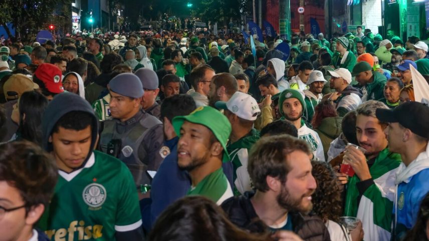 Torcedores se concentram em volta do Allianz Parque, no bairro de Perdizes, zona oeste de São Paulo, para acompanhar o jogo entre Palmeiras e Chelsea pelas quartas de final do Mundial de Clubes da Fifa. (Foto: Mastrangelo Reino/Estadão)