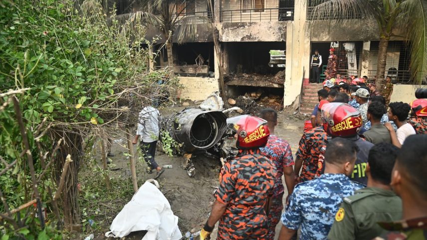 Militares e bombeiros diante do edifício sinistrado da escola de Daca contra o qual o avião colidiu, nesta segunda-feira. (Foto: JZUMA via Europa Press)