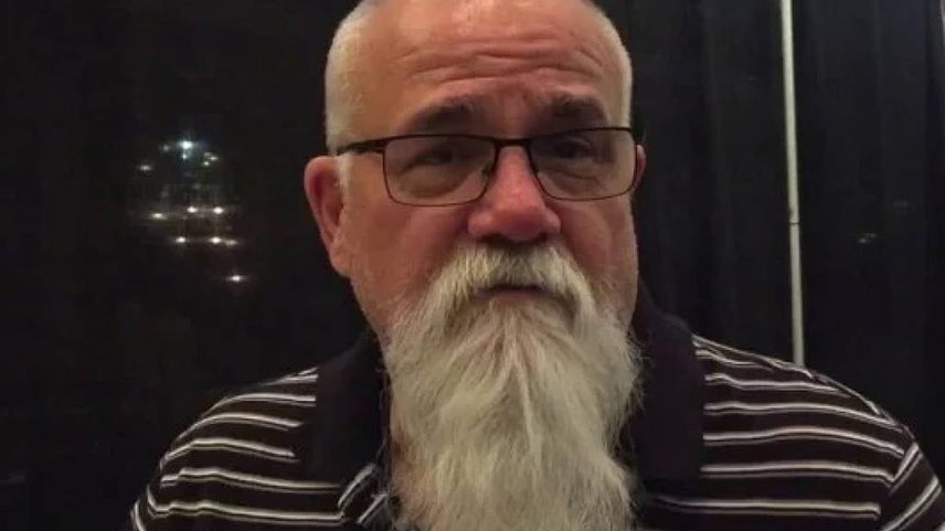 Foto de Bob Elmore, dublê que viveu Leatherface em 'O Massacre da Serra Elétrica 2', morto em 2025 (Foto: Reprodução/Facebook)