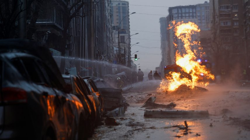 Pessoas no local de um edifício destruído durante um ataque de míssil russo, em meio ao ataque da Rússia à Ucrânia, no centro de Kiev, Ucrânia, em 20 de dezembro de 2024. (Foto: REUTERS/Valentyn Ogirenko)
