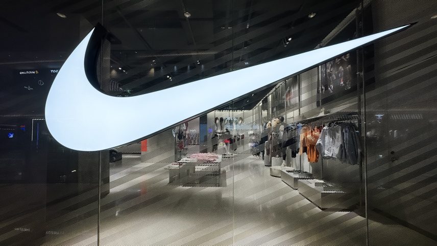 A Nike monitora o cenário e avalia possíveis impactos na cadeia de suprimentos (Foto: Cheng Xin/Getty Images)