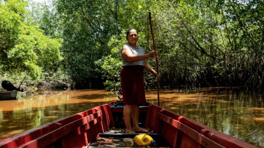 Marleny Ibarra dirige sua lancha pelas águas do canal de Chiquimulilla, na Guatemala. (Foto: Andrea Godínez)