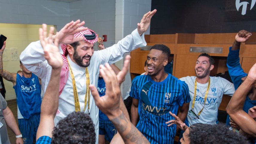 Elenco do Al-Hilal comemora 'bicho' após eliminar o Manchester City. (Foto: @Alhilal_FC via X)