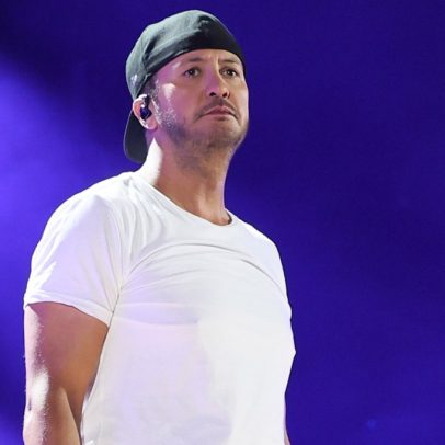 Luke Bryan critica público após objeto ser arremessado durante show ao vivo