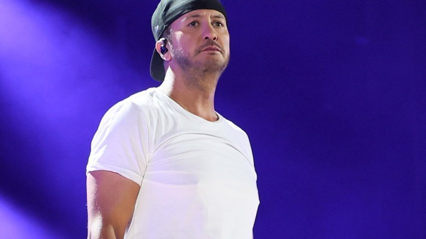 Luke Bryan recentemente contou sobre um objeto sendo jogado no palco em sua direção enquanto ele se apresentava com seu sucesso "Country Girl (Shake It For Me)" em Dakota do Norte. (Foto: Reprodução)