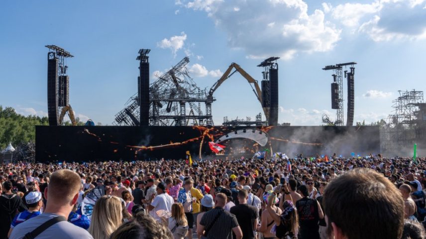 Uma mulher canadense de 35 anos adoeceu no primeiro dia (18 de julho) do festival de dança na Bélgica e morreu em um hospital próximo. (Foto: Reprodução)