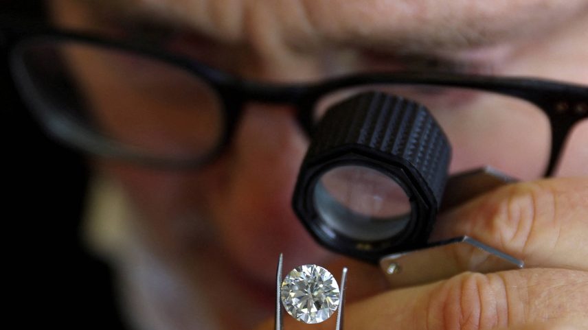 Especialista inspecionando um diamante na Antuérpia (Foto: Johanna Geron - 30.out.23/Reuters)