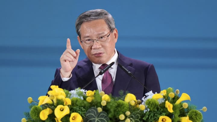 O Primeiro-Ministro da China, Li Qiang, faz seu discurso durante o jantar oficial do Fórum Econômico ASEAN - Conselho de Cooperação do Golfo (GCC) - China, após a 46ª Cúpula da Associação das Nações do Sudeste Asiático (ASEAN) em Kuala Lumpur, em 27 de maio de 2025. (Foto: Vincent Thian | Afp | Getty Images)