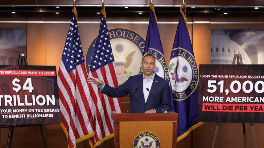 O líder da minoria na Câmara dos EUA, o democrata Hakeem Jeffries, durante coletiva de imprensa sobre as consequências do projeto de lei de Trump (Foto: Alex Wong/Getty Images via AFP)
