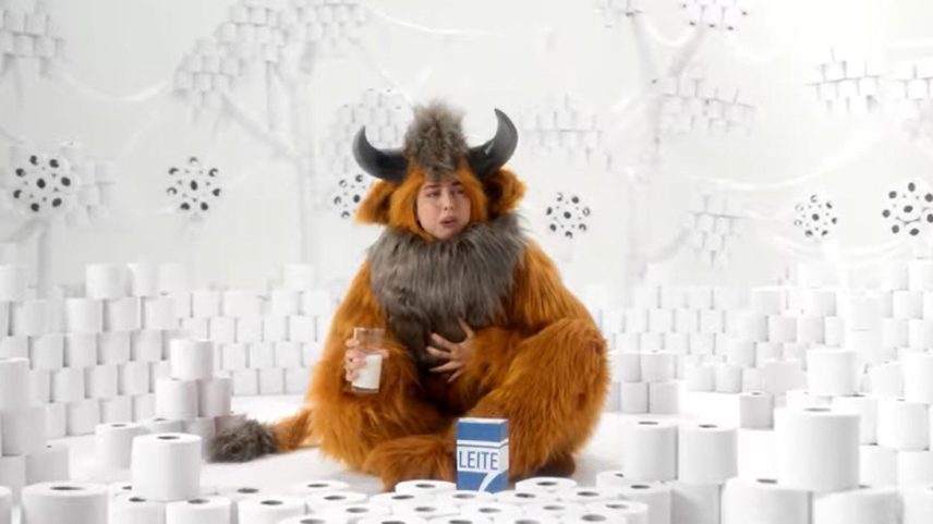 Campanha da NotCo com adultos fantasiados como mamíferos gerou reação do setor lácteo; vídeo foi retirado do YouTube após liminar do Conar (Foto: Reprodução/YouTube)