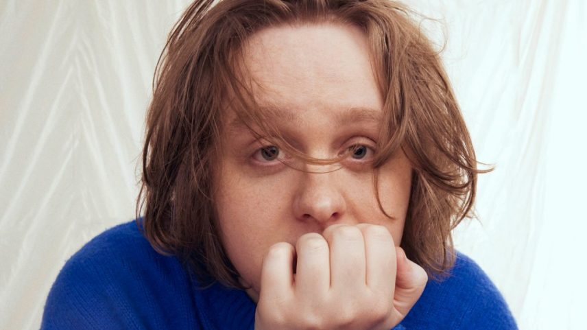 Lewis Capaldi lembrou-se de "convulsionar" nos bastidores durante um "episódio mental" que ocorreu pouco antes de sua apresentação fatídica no Glastonbury de 2023. (Foto: Reprodução)
