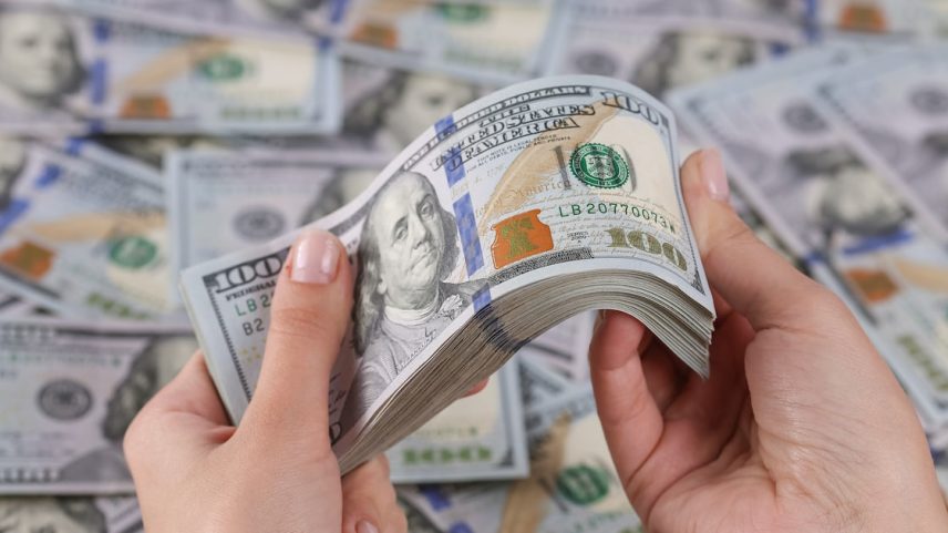 O dólar se enfraqueceu mais de 10% nos últimos seis meses, em comparação com uma cesta de moedas dos principais parceiros comerciais do país (como euro, iene e libra) (Foto: Oleksandr Kozak - stock.adobe.com)