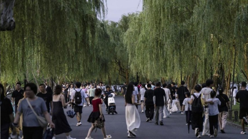 Pessoas passeiam próximo ao Lago Oeste, em Hangzhou: a cidade se tornou um polo de startups de inteligência artificial, impulsionada por subsídios governamentais e incentivos fiscais (Foto: Qilai Shen/The New York Times)