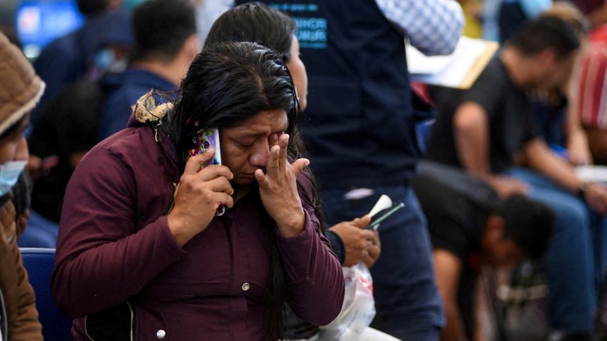 Uma mulher migrante é processada após um voo de deportação dos Estados Unidos, na Guatemala, em janeiro de 2024. (Foto: Cristina Chiquin/REUTERS)