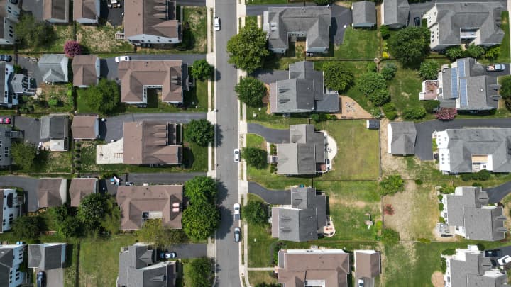 Um desenvolvimento planejado concluído é visto em Ashburn, Virgínia, em 14 de agosto de 2024. (Foto: Andrew Caballero-Reynolds | AFP | Getty Images)