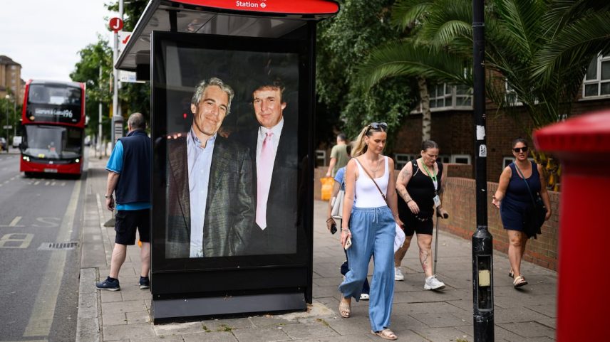 Uma foto de Trump e Epstein em Florida, em 1997, instalada por um artista em uma parada de ônibus em Londres, esta semana. (Foto: Leon Neal/Getty)