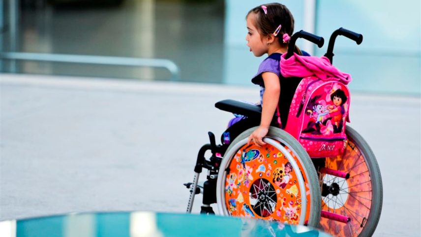 Uma menina com uma lesão medular, a as portas do Institut Guttmann de Badalona. (Foto: INSTITUT GUTTMANN)
