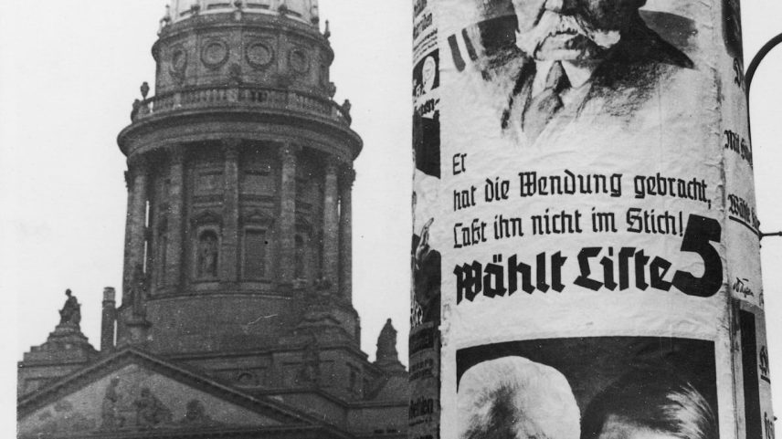 Cartazes eleitorais para as eleições de março de 1933 com os rostos do líder nazista Adolf Hitler e do presidente Paul von Hindenburg. (Foto: FPG / ARCHIVE PHOTOS / GETTY IMAGES)