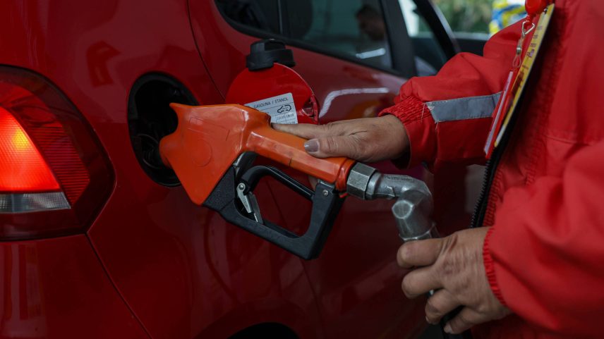 Funcionária abastece carro de cliente em posto de combustíveis na zona sul de São Paulo. (Foto: Allison Sales/Folhapress)