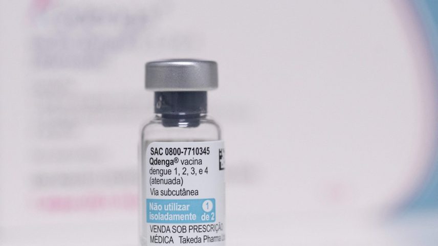 Vacina contra a dengue Qdenga, da farmacêutica japonesa Takeda. (Foto: DOUGLAS MAGNO / AFP)