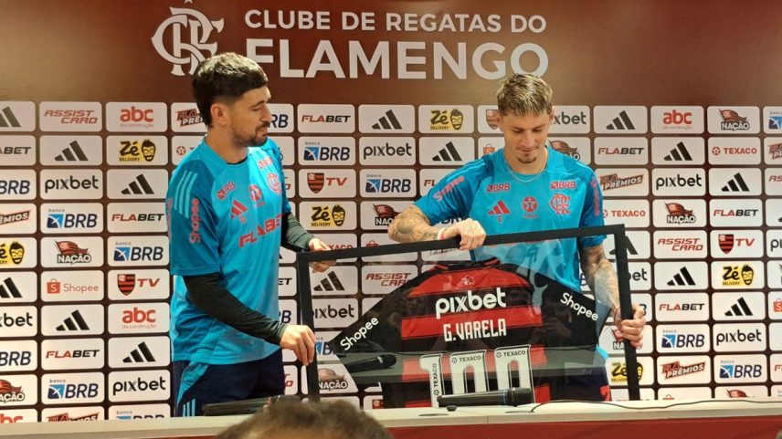Varela recebe homenagem de 100 jogos pelo Flamengo das mãos de Arrascaeta (Foto: Davi Ferreira)