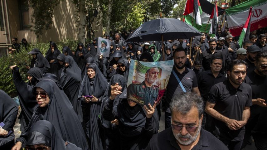 Iranianos marcham em apoio ao aiatolá Khamenei e aos líderes militares mortos em ataques israelenses, em Teerã (Foto: Arash Khamooshi/The New York Times)