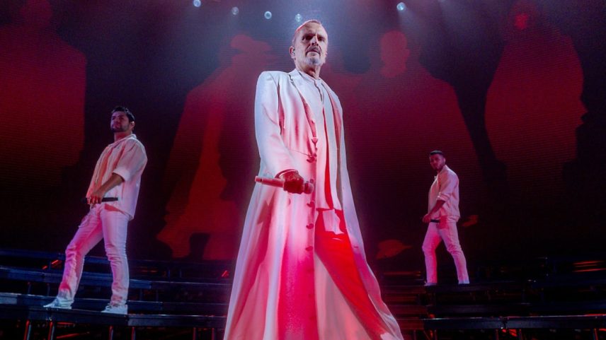 O cantor Miguel Bosé durante o concerto no Movistar Arena, em Madrid (Espanha). (Foto: Ricardo Rubio - Europa Press)
