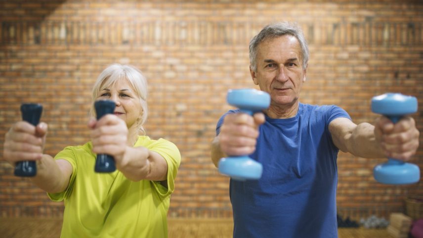 Levantar pesos leves ajuda a combater a perda muscular relacionada à idade e melhora o metabolismo (Foto: Freepik)