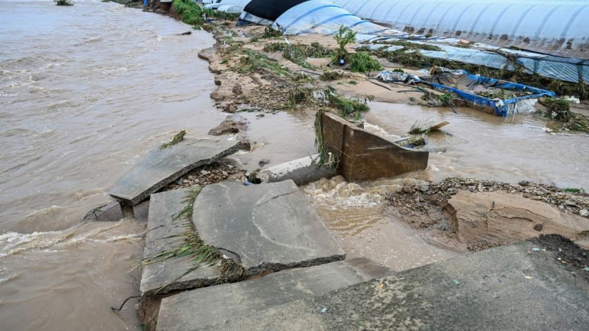 Uma estrada é levada pela chuva forte perto de um riacho em Galsan-Myeon, na província de Chungcheong do Sul, na Coreia do Sul. 17/07/2025 (Foto: Seung-il Ryu/NurPhoto/Getty Images)