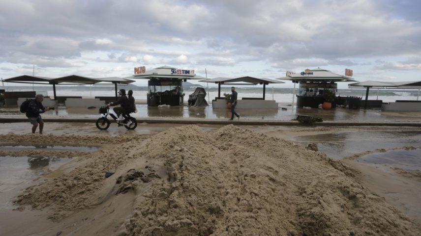 Mar chegou às pistas de avenida no Leblon durante ressaca na última terça-feira (29) — Foto: Domingos Peixoto / 29-7-2025