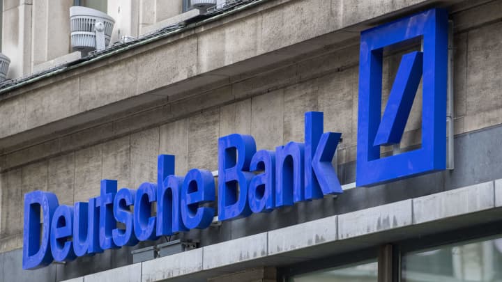 Ilustração mostra o logotipo do Deutsche Bank em Bruxelas, sábado, 25 de março de 2023. (Foto: Nicolas Maeterlinck | Afp | Getty Images)