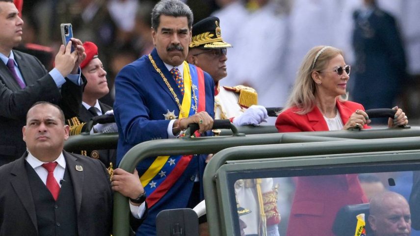 O ditado da Venezuela, Nicolás Maduro, e a primeira-dama, Cilia Flores, desfilam em um veículo militar durante as comemorações do Dia da Independência, em Caracas (Foto: Juan Barreto - 5.jul.25/AFP)