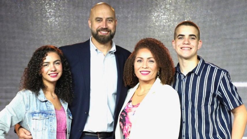 John Boore e a família. (Foto: Reprodução/AG News)
