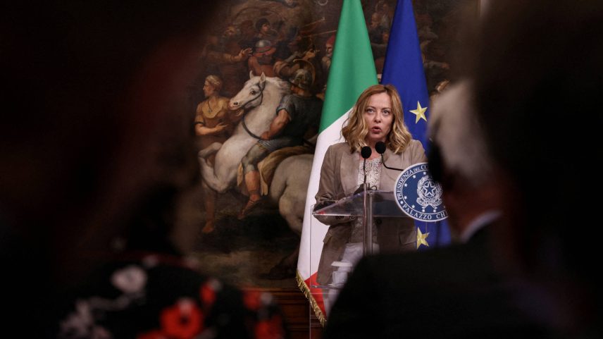 Primeira-ministra italiana, Giorgia Meloni, no Palácio Chigi, sede do governo italiano (Foto: Matteo Minnella/22.mai.25/Reuters)