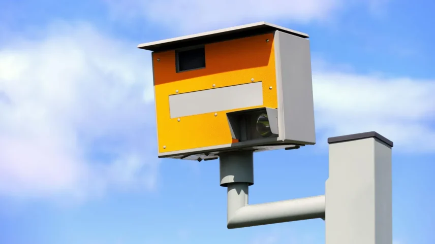 Detecção de velocidade foi registrada em uma câmera na estrada N25 - Foto: Getty Images