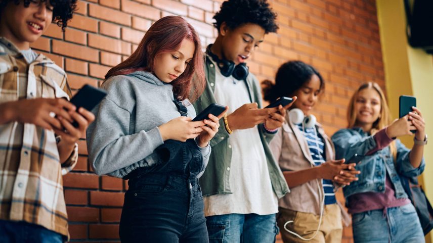 Plataformas digitais na Austrália deverão adotar sistemas de verificação de idade, sob risco de multa (Foto: Drazen_zigic/Adobe Stock)