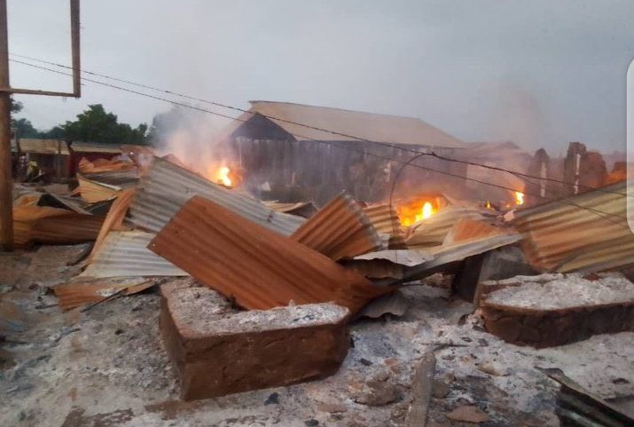 Ao menos 38 pessoas foram mortas em ataque perpetrado por grupo ligado ao Estado Islâmico na República Democrática do Congo (Foto: Reprodução/Twitter)