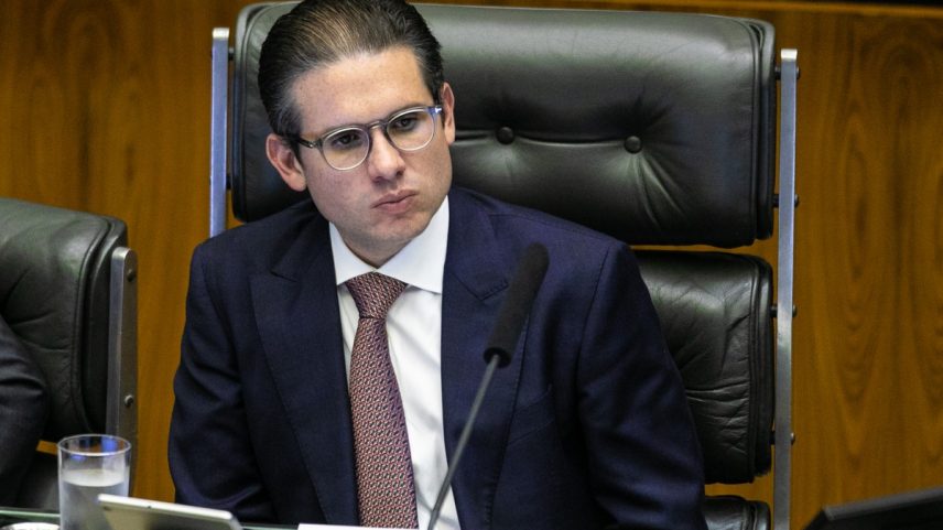 Hugo Motta em sessão na Câmara para votar projeto que cancela decreto do governo que elevou o IOF (Foto: Brenno Carvalho / Agência O Globo)